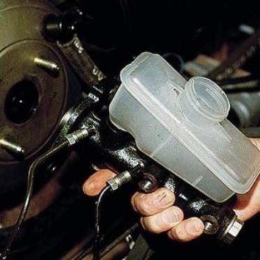 Головний гальмівний циліндр