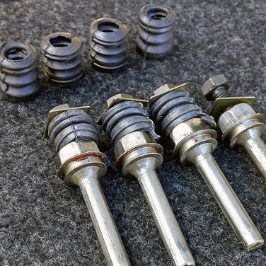 Комплект напрямної супорта, поршень