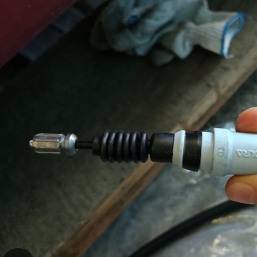 Трос ручного гальма